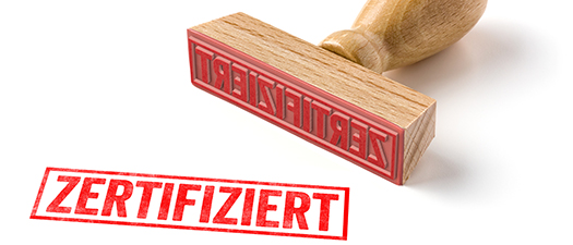 Symbolfoto: Holzstempel mit dem Wort Zertifiziert