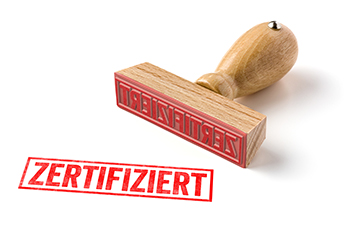 Symbolfoto: Holzstempel mit dem Wort Zertifiziert