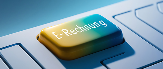 Schmuckfoto: Nahaufnahme einer Computertastatur, auf der eine Taste mit dem Wort „E-Rechnung“ beschriftet ist