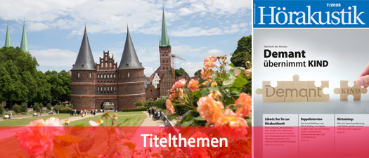 Foto: Cover der Zeitschrift Hörakustik 07-2025 und das Holstentor das in Lübeck steht.