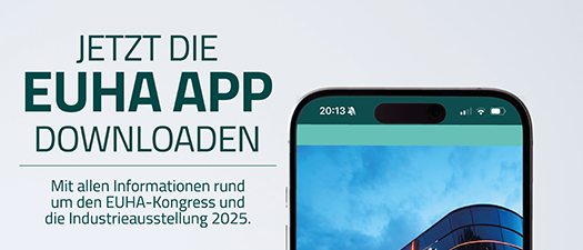 Foto: Nahaufnahme einer Hand, die ein Smartphone hält. Darauf ist die EUHA-App geöffnet.