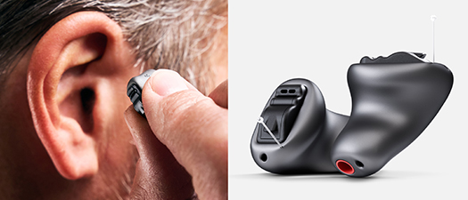 Zweigeteiltes Bild mit Nahaufnahme eines Im-Ohr-Hörsystems aus Titan (rechts) und eines Mannes im Profil, der sich das System ins Ohr setzt (links)