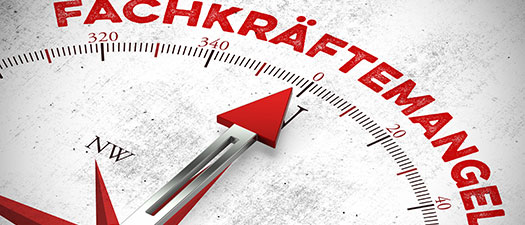 Symbolbild: Kompass auf dem Fachkräftemangel steht.