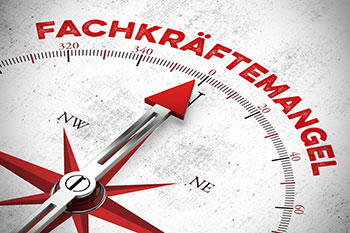 Symbolbild: Kompass auf dem Fachkräftemangel steht.