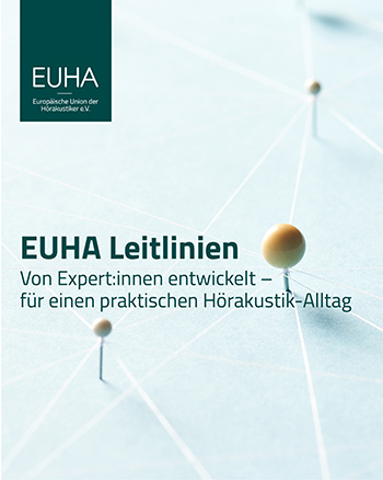 Abbildung: Schrift auf blauem Hintergrund: EUHA-Leitlinien: Von Expert:innen entwickelt – für einen praktischen Hörakustik-Alltag