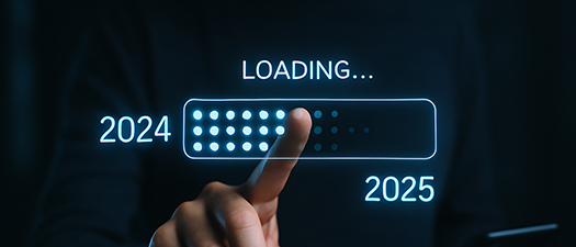 Bildbeschreibung: Die Jahreszahlen 2024 und 2025 sind links und rechts am Rand des Bildes. In der Mitte des Bildes ist ein Rechteck, in dem „Loading“ steht. Ein Finger drückt diesen Button.