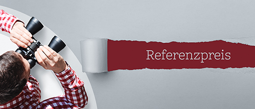  Bildbeschreibung: Mann im karierten Hemd schaut mit Feldstecher nach den maßgeblichen Referenzpreis