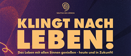 Bildbeschreibung: Plakat des Welttag des Hörens mit Motto “Klingt nach Leben“. Abgebildet ist ein lächelnder älterer Herr.