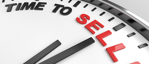 Bildbeschreibung: Das Bild zeigt einen Teil eines Ziffernblattes einer Uhr. Anstatt der Ziffern ist der Schriftzug Time to sell! abgebildet. Beide Zeiger der Uhr stehen auf dem englischen Wort sell, das in roter Schrift abgedruckt ist.