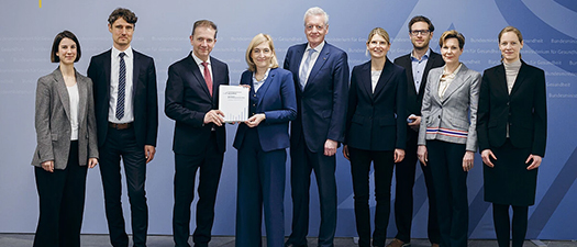 Bildbeschreibung: Auf dem Foto ist die Bundesgesundheitsministerin Nina Warken mit Mitgliedern der FinanzKommission Gesundheit abgebildet.