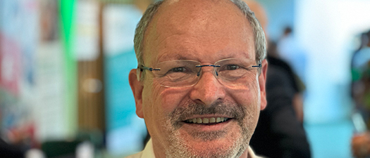 Bildbeschreibung: Porträtfoto von Dr. Roland Zeh, Vorstandsmitglied beim Deutschen Hörverband, auf dem freundlich lächelt