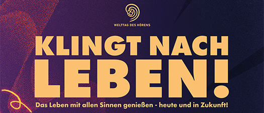 Bildbeschreibung: Das Foto zeigt den Flyer zum Welttag des Hörens. Der Hintergrund ist violett und darauf steht oben in großen gelben Lettern „Klingt nach Leben! Das Leben mit allen Sinnen genießen – heute und in Zukunft.“ Darunter sieht man das Konterfei einer jungen Frau. Links neben ihr sind verschiedene Icons zu sehen: eine Hörkurve, Notenschlüssen, Noten auf Notenlinien, Bienen, eine Wolke und einen Smiley. Links neben der Frau steht in hellblauer, leuchtender Schrift: „Jetzt kostenlos Hörtest machen“