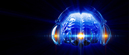 Bildbeschreibung: Auf dem Bild ist ein Gehirn abgebildet, das von innen blau-weiß leuchtet. Auf dem Gehirn sitzt ein Kopfhörer und zwischen den Gehörkapseln verläuft eine Frequenzkurve, die teilweise orange und gelb leuchtet. Die Hintergrundfarbe des gesamten Bildes ist ein sehr dunkles Blau.