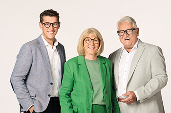 Bildbeschreibung: Auf dem Foto sind rechts die Eheleute Andrea und Peter Rottler abgebildet und links der Sohn Paul Rottler. Alle drei tragen Anzüge und Brillen. Frau Rottler ist ganz in Grün gekleidet.