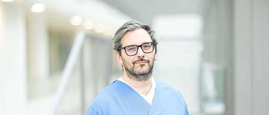 Bildbeschreibung: Auf dem Bild ist Philipp Zelger, Professor für Experimentelle Audiologie an der Medizinischen Universität Innsbruck, in einem Arztkittel zu sehen.