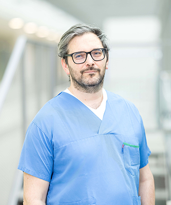 Bildbeschreibung: Auf dem Bild ist Philipp Zelger, Professor für Experimentelle Audiologie an der Medizinischen Universität Innsbruck, in einem Arztkittel zu sehen.