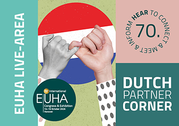 Bildbeschreibung: Auf dem Bild ist ein Flyer zu sehen, der das EUHA-Partnerland Niederlande vorstellt. Mittig sind vor der niederländischen Flagge zwei Hände abgebildet, die sich die kleinen Finger reichen. Links ist der Schriftzug EUHA Live-Area zu sehen und rechts wird mit der Ziffer 70 auf das 70. Jubiläum des EUHA-Kongresses 2026 aufmerksam gemacht. Darunter steht der Schriftzug: Dutch Partner Corner.