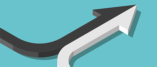 Bildbeschreibung: Auf dem Bild verbindet sich ein schwarzer Pfeil, der von links kommt, mit einem weißen Pfeil, der von rechts, zu einem gemeinsamen Pfeil.