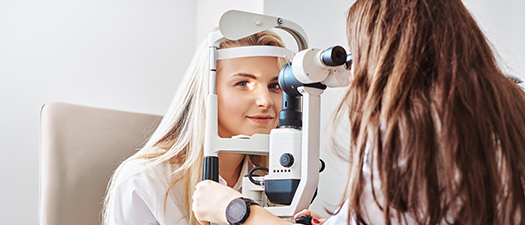 Bildbeschreibung: Augenärztin leuchtet ins Auge der Patientin