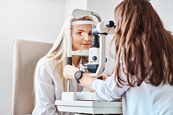 Bildbeschreibung: Augenärztin leuchtet ins Auge der Patientin
