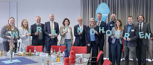 Auf dem Foto ist Dr. Dorit Stenke, Ministerin für Allgemeine und Berufliche Bildung, Wissenschaft, Forschung und Kultur Schleswig-Holsteins, mit Mitarbeitern der Akademie für Hörakustik abgebildet.