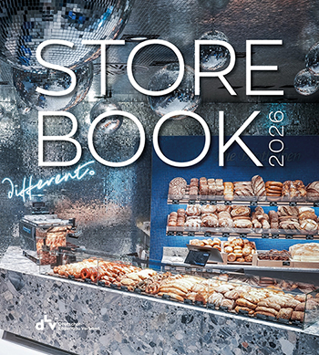 Das Foto zeigt das Store-Book 2026. Darauf ist eine Theke in einer Bäckerei mit Backwaren abgebildet.