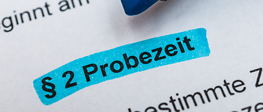Paragraph 2 Probezeit ist in einem Text mit einem Textmarker blau markiert worden